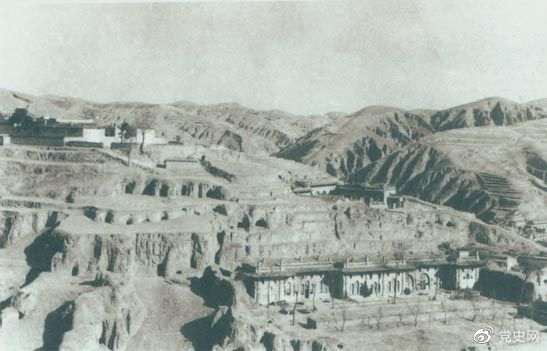 1947年12月25日至28日，中共中央在陜北米脂楊家溝召開(kāi)擴大會(huì )議（十二月會(huì )議）。圖為會(huì )議會(huì )址。