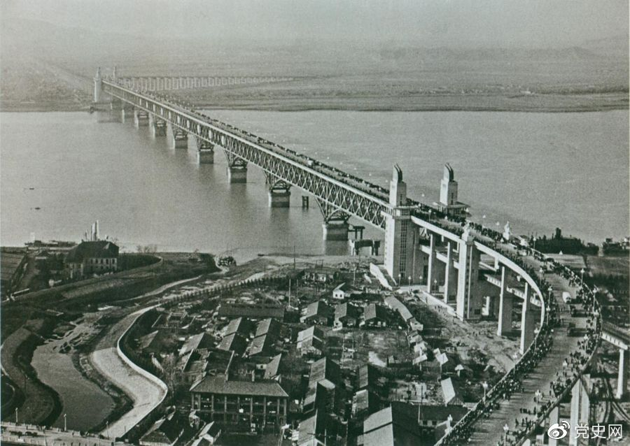 1968年12月29日， 南京長(cháng)江大橋全面建成通車(chē)。這是當時(shí)中國自行設計建造的最大的鐵路、公路兩用橋。